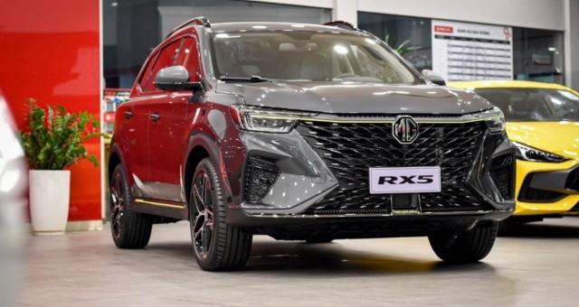 Giá giảm sâu xuống chỉ còn 580 triệu đồng, MG RX5 trở thành SUV cỡ C rẻ nhất phân khúc